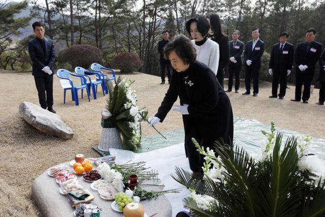 신영자 롯데재단 의장이 헌화를 하고 있다. /롯데재단