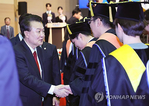 윤석열 대통령이 16일 대전 유성구 카이스트(KAIST)에서 열린 2024년 학위수여식에서 축사 뒤 졸업생들을 격려하고 있다. 사진 연합뉴스.