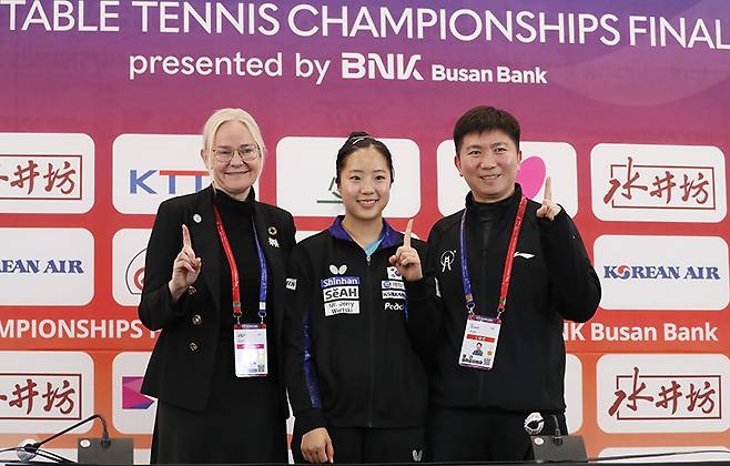 15일 오후 부산 해운대구 벡스코에서 열린 ‘BNK부산은행 2024 부산세계탁구선수권대회’ 공식 기자회견에서 페트라 쇠링 국제탁구연맹(ITTF) 회장(왼쪽부터), 탁구 국가대표 신유빈, 유승민 2024 부산세계탁구선수권대회 조직위원회 공동위원장이 기념 촬영을 하고 있다. (ⓒ뉴스1, 무단 전재-재배포 금지)