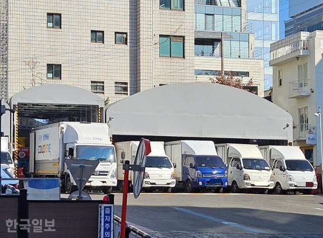 12일 서울 강남구에 위치한 쿠팡 모바일 캠프에 탑차와 트럭들이 줄지어 서 있다. 이유진 기자