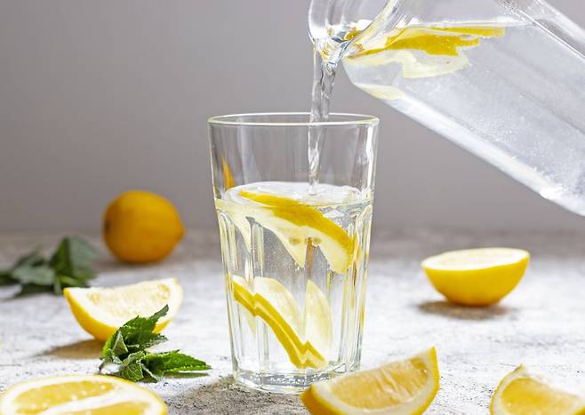 레몬 물의 체중 감량 효과를 구체적으로 증명한 연구는 아직 없다./사진=게티이미지뱅크
