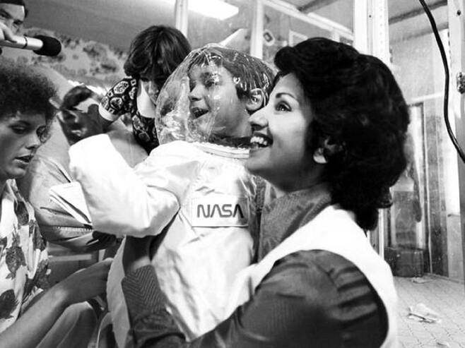 NASA에서 특수 제작한 우주복 덕에 데이비드 베터는 6살에 처음으로 어머니와 포옹할 수 있었다./사진=CBS