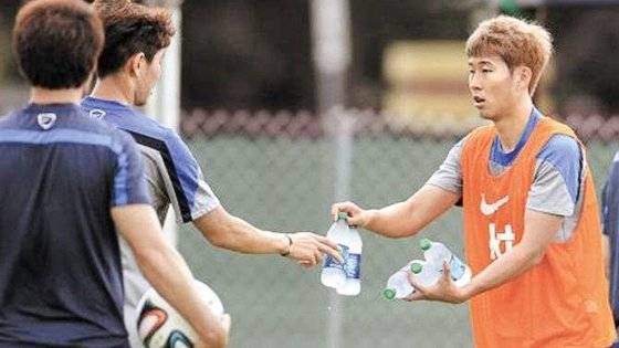 온라인 커뮤니티에 올라온 과거 국가대표 막내 시절 손흥민. 사진 온라인 커뮤니티 캡처