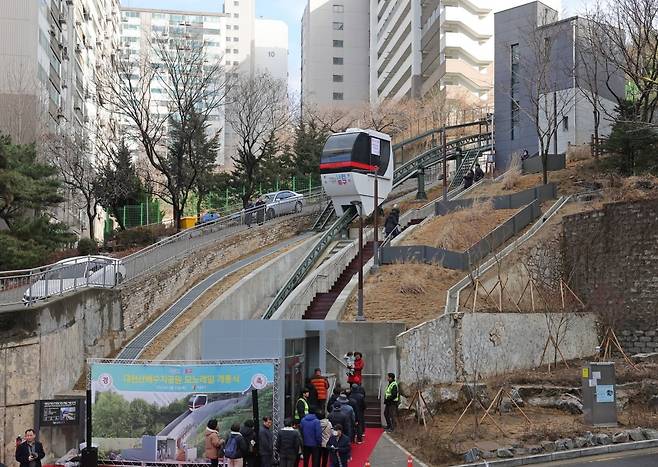 대현산 배수지공원 모노레일 개통식이 15일 서울 신당동에서 열렸다. 이 모노레일은 15인승으로 신당현대아파트 단지 내 승강장에서 배수지공원 입구까지 운행한다. 시민들이 탑승하고 있다. 사진=한경DB