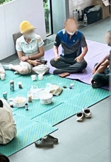 쿠팡 본사를 점거한 노조원들이 대낮부터 술판을 벌이고 있다. 독자 제공