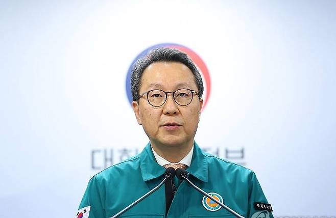 박민수 보건복지부 제2차관은 16일 ‘의사 집단행동 중앙사고수습본부’ 브리핑을 통해 “전국 수련병원에 대한 집단연가 사용 불허 및 필수의료 유지명령을 발령한다”고 밝혔다. 연합뉴스