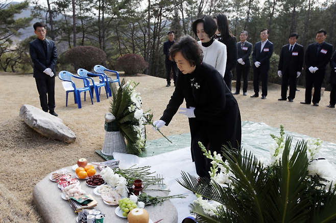 지난 15일 고(故) 신격호 롯데그룹 명예회장의 4주기를 맞아 진행된 추모식에서 신영자 롯데 재단 의장과 장혜선 롯데장학재단 이사장이 헌화하고 있다. [사진 제공=롯데 재단]