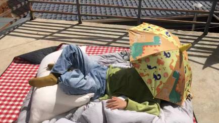 춘절 연휴 기간에 가족들과 만나지 않고 자유로운 시간을 보내고 있는 릴리 장의 모습. WP 홈페이지 캡처