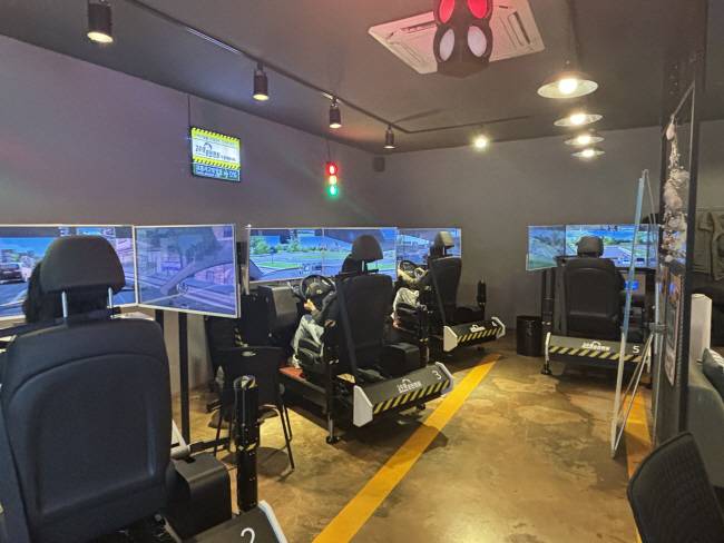 지난 15일 오후 서울 서대문구 한 시뮬레이션 운전학원에서 운전면허를 따려는 수강생들이 시뮬레이션 기기로 운전 연습을 하고 있다.