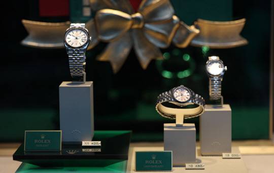 롤렉스 시계가 서울 시내 한 백화점에 진열돼 있는 모습. 뉴시스