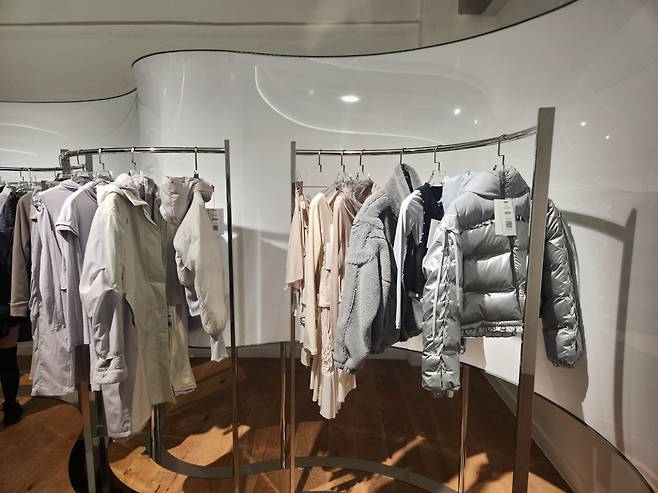 용산구 현대카드 바이닐앤플라스틱에 무신사 시즌 프리뷰 행사에 전시된 제품들. 김벼리 기자