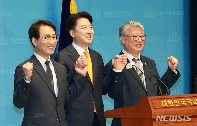 [서울=뉴시스] 고범준 기자 = 이원욱, 조응천 개혁신당 의원이 13일 오전 서울 여의도 국회 소통관에서 22대 총선 경기 화성을과 남양주갑 출마선언 기자회견을 마치고 이준석 공동대표와 기념촬영 하고 있다. 2024.02.13. bjko@newsis.com