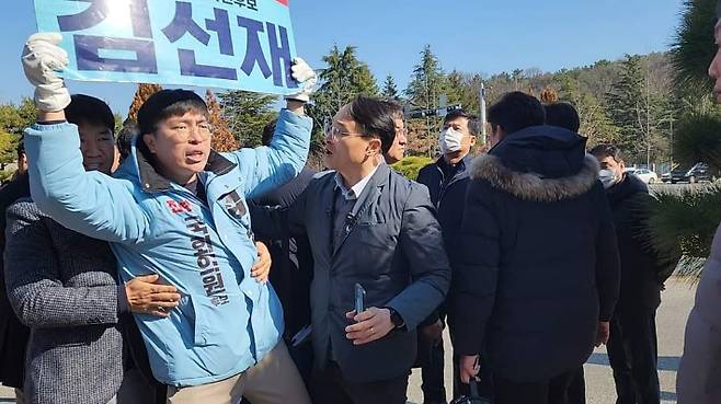 16일 카이스트 동문에서 선거운동을 하던 진보당 유성갑 국회의원 김선재 후보가 끌려나가고 있다. 김선재 후보 제공