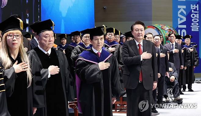 KAIST 학위수여식 참석한 윤석열 대통령 (대전=연합뉴스) 홍해인 기자 = 윤석열 대통령이 16일 대전 유성구 카이스트(KAIST)에서 열린 2024년 학위수여식에서 국기에 경례하고 있다. 2024.2.16 [대통령실통신사진기자단] hihong@yna.co.kr