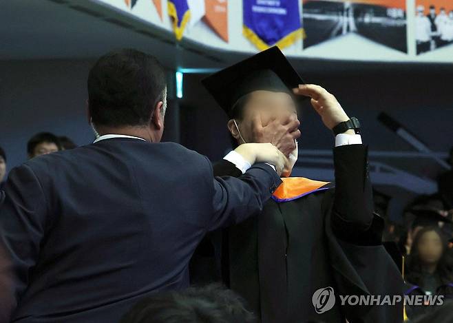 대통령 축사 도중 항의하다 제지 당하는 졸업생 (대전=연합뉴스) 홍해인 기자 = 16일 대전 유성구 한국과학기술원(KAIST)에서 열린 2024년 학위수여식에서 한 졸업생이 윤석열 대통령이 축사를 할 때  R&D 예산과 관련해 자리에서 일어나 대통령을 향해 항의를 하던 중 제지를 당하고 있다. 2024.2.16 [대통령실통신사진기자단] hihong@yna.co.kr