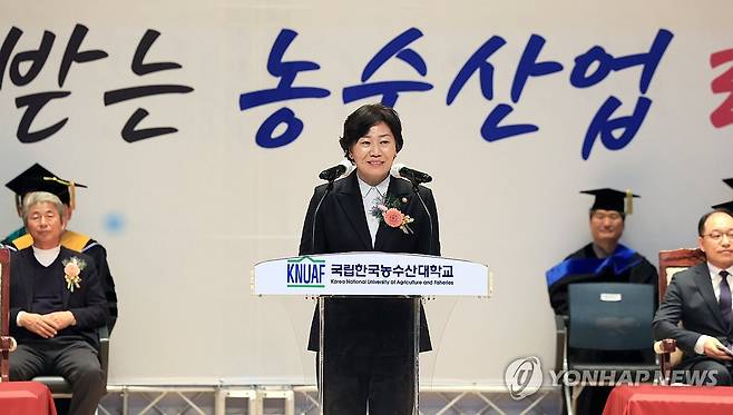 한국농수산대학교 제25회 학위수여식 (서울=연합뉴스) 송미령 농림축산식품부 장관이 16일 전북 전주 한국농수산대학교에서 열린 제25회 학위수여식에 참석해 축사하고 있다. 2024.2.16 [농림축산식품부 제공. 재판매 및 DB 금지] photo@yna.co.kr