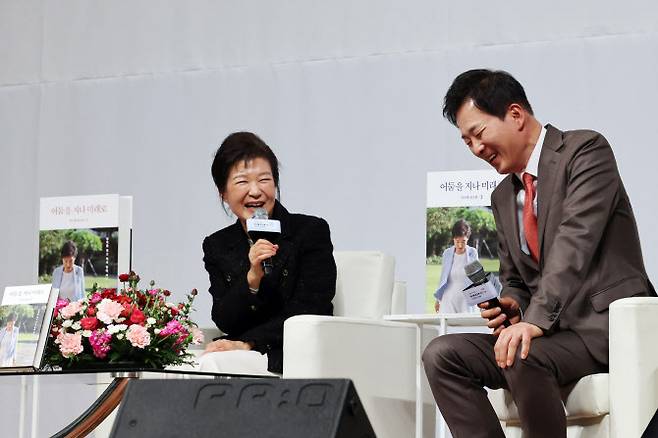 박근혜(왼쪽) 전 대통령이 5일 오후 대구 수성구 만촌동 인터불고호텔 컨벤션홀에서 열린 ‘박근혜 회고록 : 어둠을 지나 미래로’ 출간 기념 북콘서트에서 유영하 변호사의 발언을 들으며 웃고 있다. (사진=뉴시스)