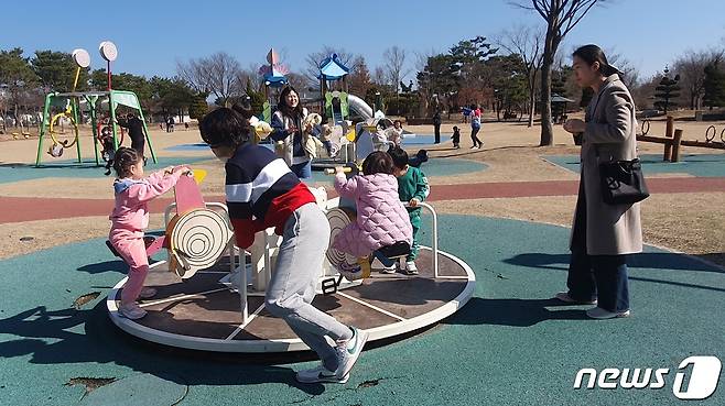 17일 대전 서구 한밭수목원 놀이터에서 부모와 아이들이 놀이기구를 즐기고 있다. 2024.2.17 /뉴스1 ⓒNews1 허진실 기자