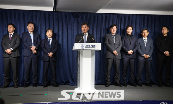 정몽규 대한축구협회장이 16일 서울 축구회관에서 대표팀 사안관련 KFA 임원회의를 마친 후 브리핑을 하고 있다. 사진┃뉴시스