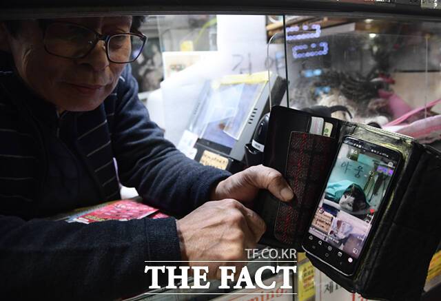 김 씨가 야웅이가 잠든 사이 SNS에서 화제가 된 영상을 공개하고 있다.