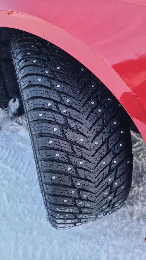 아우디 아이스 익스피리언스 핀란드에서 모는 차량은 스터드가 박혀 있다. 겨울용 타이어를 주로 만드는 현지 메이커 노키안의 제품으로 눈길 주행에 적합하다.[사진:최대열 기자]