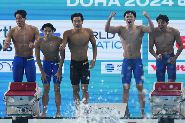 17일(한국시각) 열린 세계수영선수권대회 계영 800m에서 한국팀(왼쪽)과 중국팀 선수들이 마지막 들어오는 선수를 향해 응원하고 있다. 도하/AP 연합뉴스