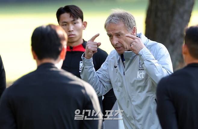 대한민국 축구 국가대표팀 클린스만 감독이 12일 오후 경기도 파주 국가대표트레이닝센터(NFC)에서 13일 튀니지와의 평가전을 앞두고 훈련을 시작하며 선수들과 미팅을 갖고 있다. 클린스만 감독이 이끄는 축구대표팀은 13일 튀지니전 이후에 17일 수원월드컵경기장에서 베트남과 평가전을 갖는다. 파주=김민규 기자 mgkim1@edaily.co.kr /2023.10.12/