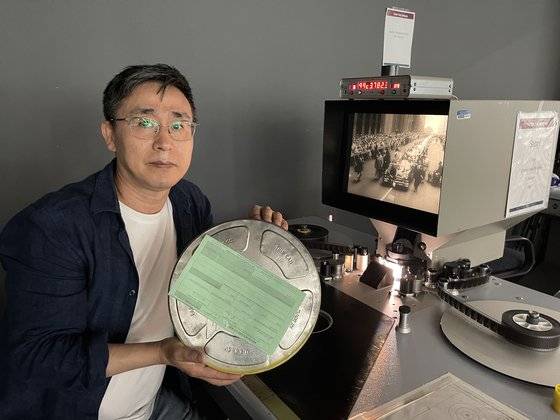 다큐 영화 '건국전쟁'을 만든 김덕영 감독이 이승만 전 대통령의 1954년 방미 기간 뉴욕 맨해튼 '영웅의 거리' 카퍼레이드 영상이 담긴 필름을 들어보이고 있다. 김 감독이 70년만에 미국 국립문서기록관리청(NARA)에서 발견했다. [사진 김덕영]