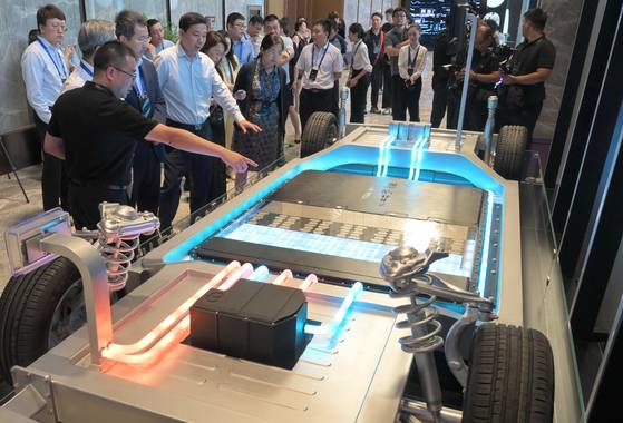 중국의 1위 2차전지 제조업체 CATL이 지난해 8월 선보인 전기차용 리튬인산철(LFP) 배터리. 10분 충전으로 400㎞를 갈 수 있다. [신화통신=뉴시스]