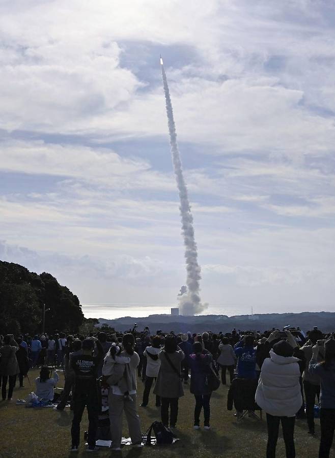 가고시마의 미나미타네 마을 주민들이 다네가시마 우주센터에서 H3 로켓이 이륙하는 것을 보고 있다. /사진=교도통신