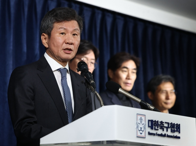 한국 축구 국가대표팀 사안 관련 임원 회의를 마친 정몽규 대한축구협회장이 16일 오후 서울 종로구 축구회관에서 회의 결과를 발표하고 있다. 연합뉴스