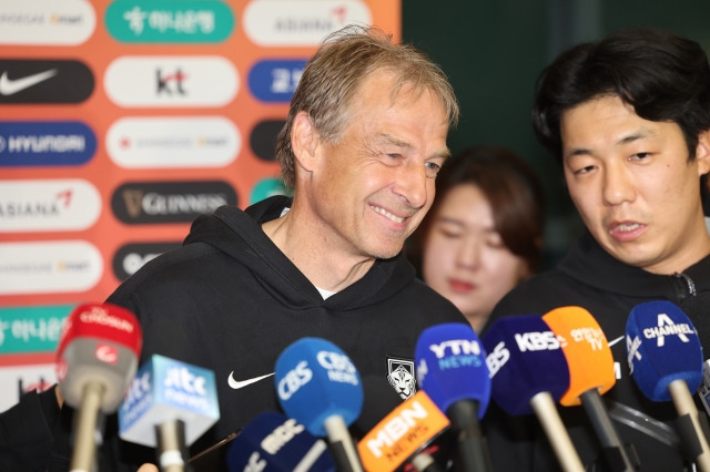 아시안컵을 마친 위르겐 클린스만 축구 대표팀 감독이 지난 8일 오후 인천국제공항 제1여객터미널을 통해 귀국한 뒤 취재진에 입장을 밝히고 있다. 연합뉴스