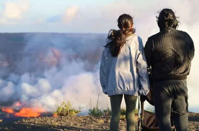 화산 국립공원에서 화산이 분출하는 모습을 보는 방문객들 / 사진=하와이 화산 국립공원 공식 홈페이지