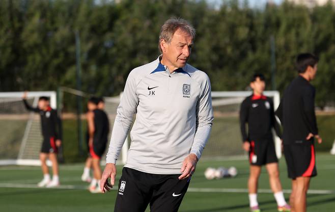 위르겐 클린스만 한국 축구대표팀 감독이 경질됐다. 사진은 선수들의 훈련 모습을 지켜보는 클린스만 감독. /사진= 뉴스1