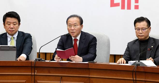 윤재옥 국민의힘 원내대표가 "공천관리위원회의 결정을 존중한다"고 밝혔다. 사진은 지난 16일 서울 여의도 국민의힘 중앙당사에서 진행된 원내대책회의에 참석한 윤 대표. /사진=뉴시스