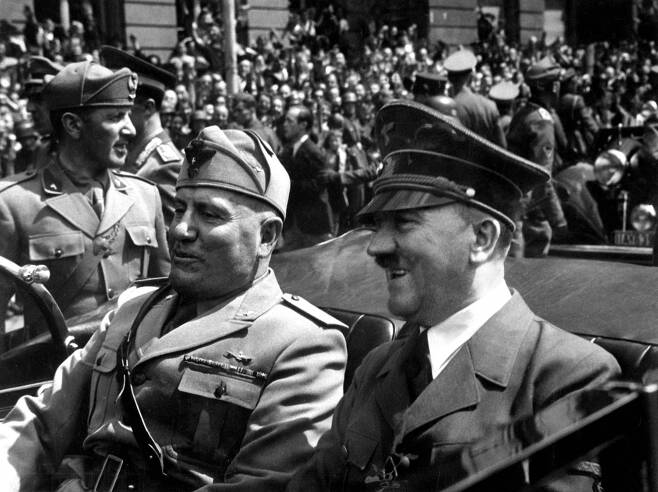 아돌프 히틀러와 베니토 무솔리니 [에바 브라운/wikimedia]