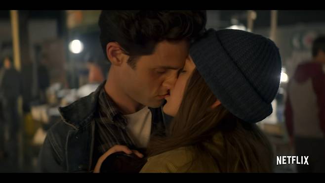 ‘너의 모든 것’ 시즌2. 조 골드버그와 러브 퀸이 입을 맞추는 장소는 식료품점 수산물 코너 앞이다. [넷플릭스]