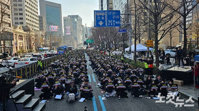 17일 오후 전국교사일동이 을지로입구역 인근에서 집회를 열고 서이초 교사 순직 인정을 촉구하고 있다. 나채영 수습기자