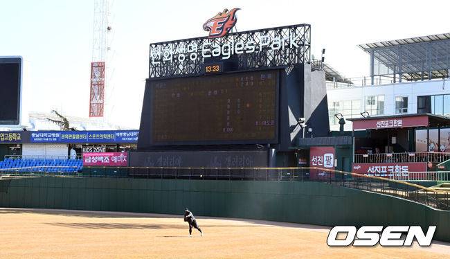 [OSEN=대전, 박준형 기자] MLB 직장 폐쇄 때 대전 한화생명이글스파크를 찾은 류현진이 캐치볼을 하고 있다. 2022.02.23 / soul1014@osen.co.kr