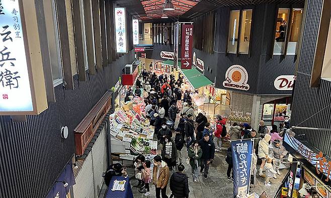 오미초 시장. 가나자와에서 가장 유명한 수산물 시장이다. 근해에서 갓 잡아 올린 신선한 해산물부터 지역 농산물까지 다양하다. 170개 이상의 가게가 있다.