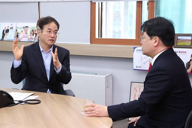 배준영 국민의힘 전략기획부총장에게 지역 현안 협조를 건의하는 이동환 시장 [고양시 제공, 재판매 및 DB 금지]