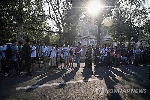 비자를 얻기 위해 주미얀마 태국대사관 앞에 줄지어 서 있는 시민들 [AFP=연합뉴스. 재판매 및 DB 금지]