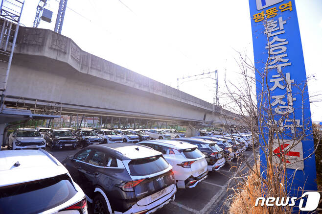 15일 광주 광산구 평동역 환승주차장에 기아차 신차들이 주차돼 있다. 2024.2.15/뉴스1 ⓒ News1 이승현 기자