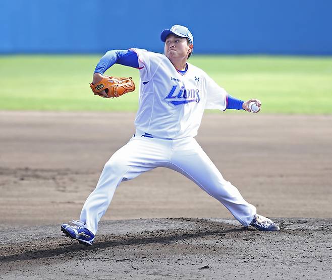 삼성 왼손 이승현이 12일 일본 오키나와 온나손 아카마 구장에서 열린 니혼햄과 연습경기에 선발 등판해 힘차게 공을 던지고 있다. 사진 | 삼성 라이온즈