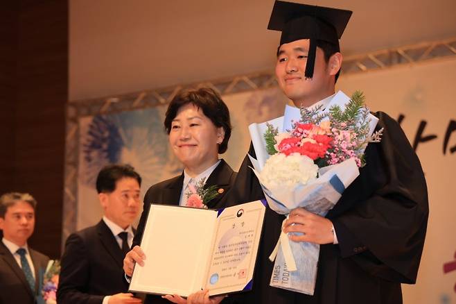 송미령 농림축산식품부 장관(왼쪽)이 지난 16일 한국농수산대학교 학위수여식에서 졸업생에게 장관상을 전달하고 기념 촬영을 하고 있다. 농림축산식품부 제공