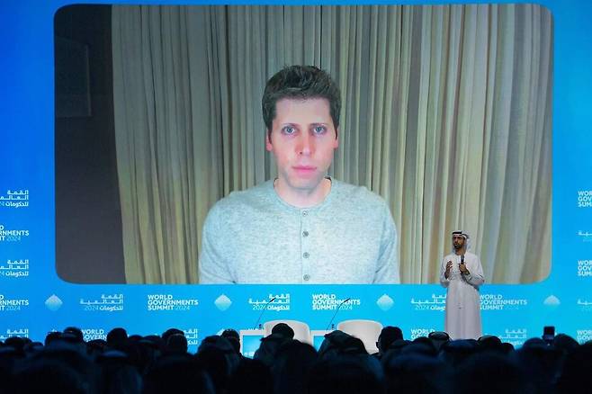 오픈에이아이 최고경영자 샘 올트먼이 지난 13일(현지시각) 아랍에미리트 두바이에서 열린 세계정부정상회의(WGS)에서 우마르 울라마 아랍에미리트 인공지능부 장관과 화상으로 대화하고 있다. AFP 연합