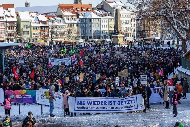 지난달 20일 독일 동부 에르푸르트에서 독일대안당(AfD)과 극우 반대 시위가 열리고 있다. AFP 연합뉴스