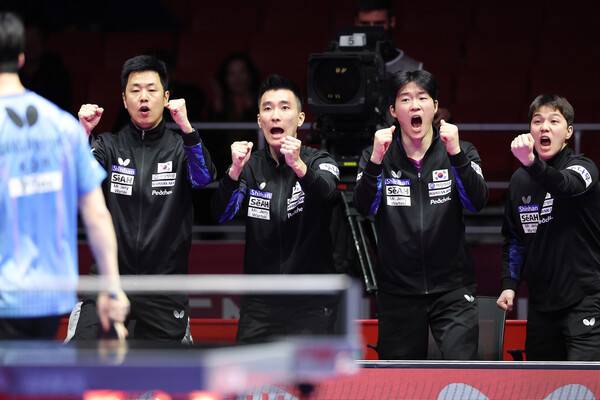 주세혁 감독이 이끄는 남자대표팀 선수들이 벤치에서 열띤 응원을 펼치고 있다. 조직위 제공