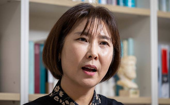 이현재 신임 한국여성학회 회장(서울시립대 도시인문학연구소 교수)은 “40년 행사와 더불어 1년을 이끌어가야 해서 부담이 있다”고 했다. 이 회장은 여성철학 전문가로서 독일 프랑크푸르트 괴테대학에서 악셀 호네트의 지도를 받아 인정이론과 페미니즘을 접목한 논문으로 철학 박사학위를 받았다. 김진수 선임기자