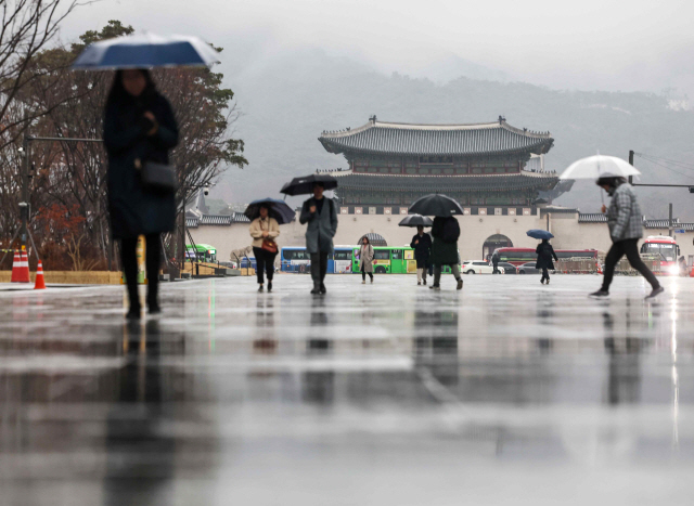 ▲ 비가 내린 지난 2월 15일 오전 서울 종로구 광화문광장에서 우산을 쓴 시민들이 걷고 있다.연합뉴스